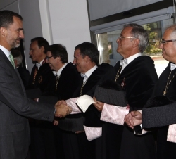 Sus Majestasdes los Reyes son saludados por el equipo rectoral de la Universidad de Castilla-La Mancha